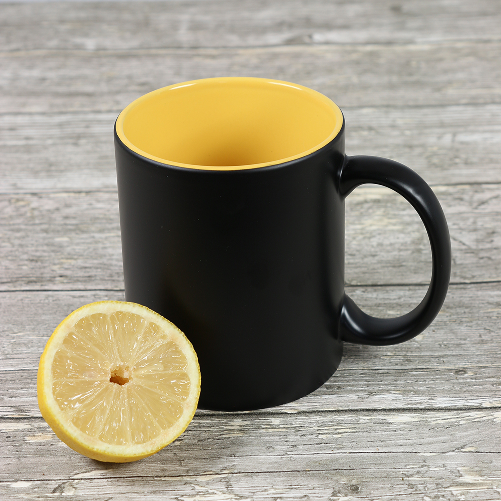 Tasse schwarz mit gelber Innenseite 