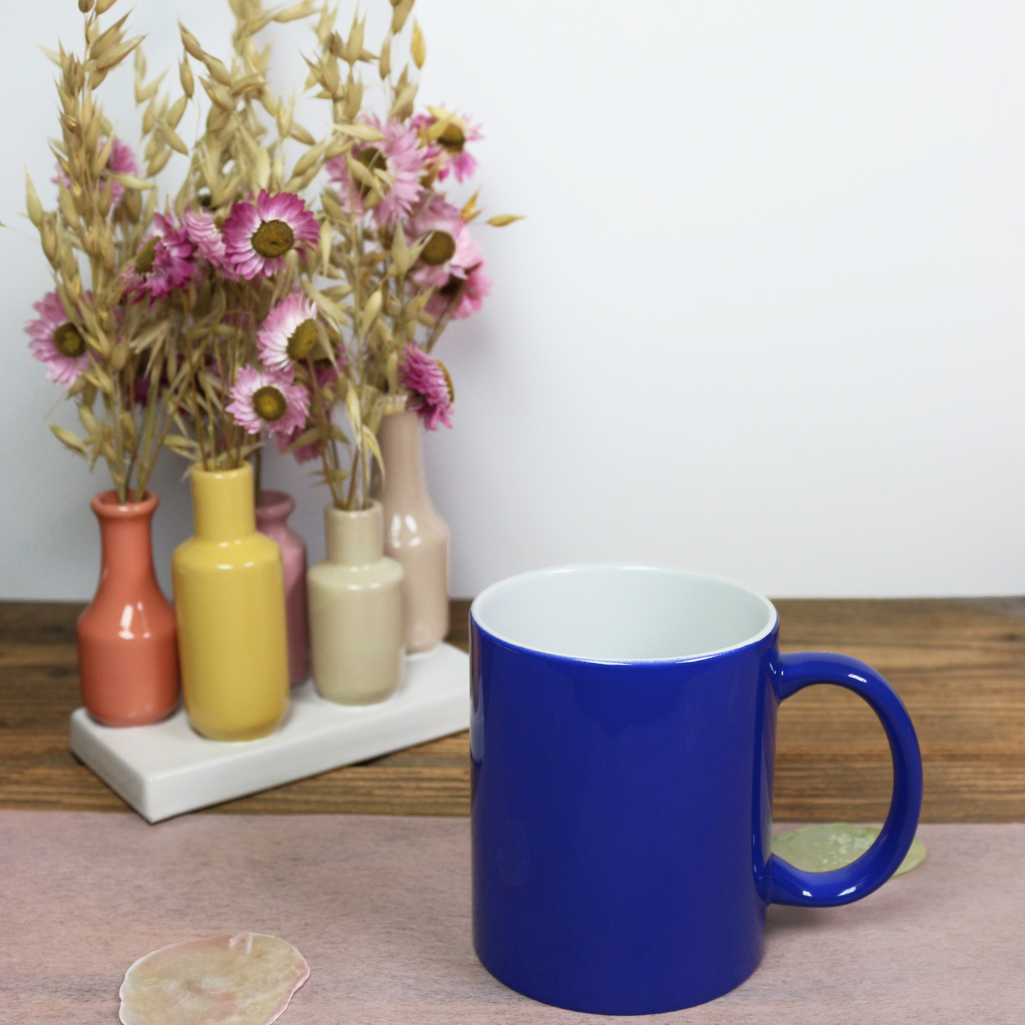 Blaue Tasse mit weißer Innenseite