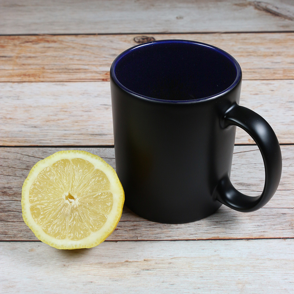 Tasse schwarz mit cobaltblauer Innenseite 