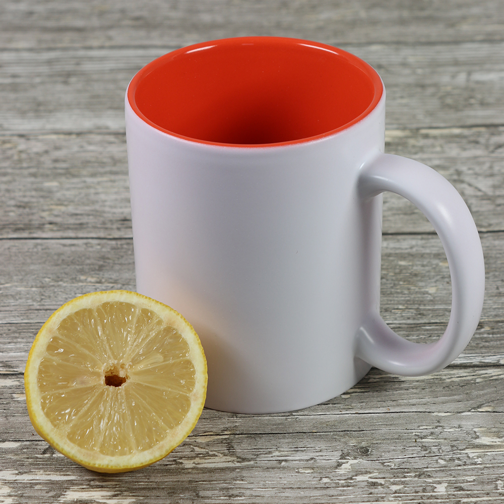 Tasse weiß mit orangener Innenseite 
