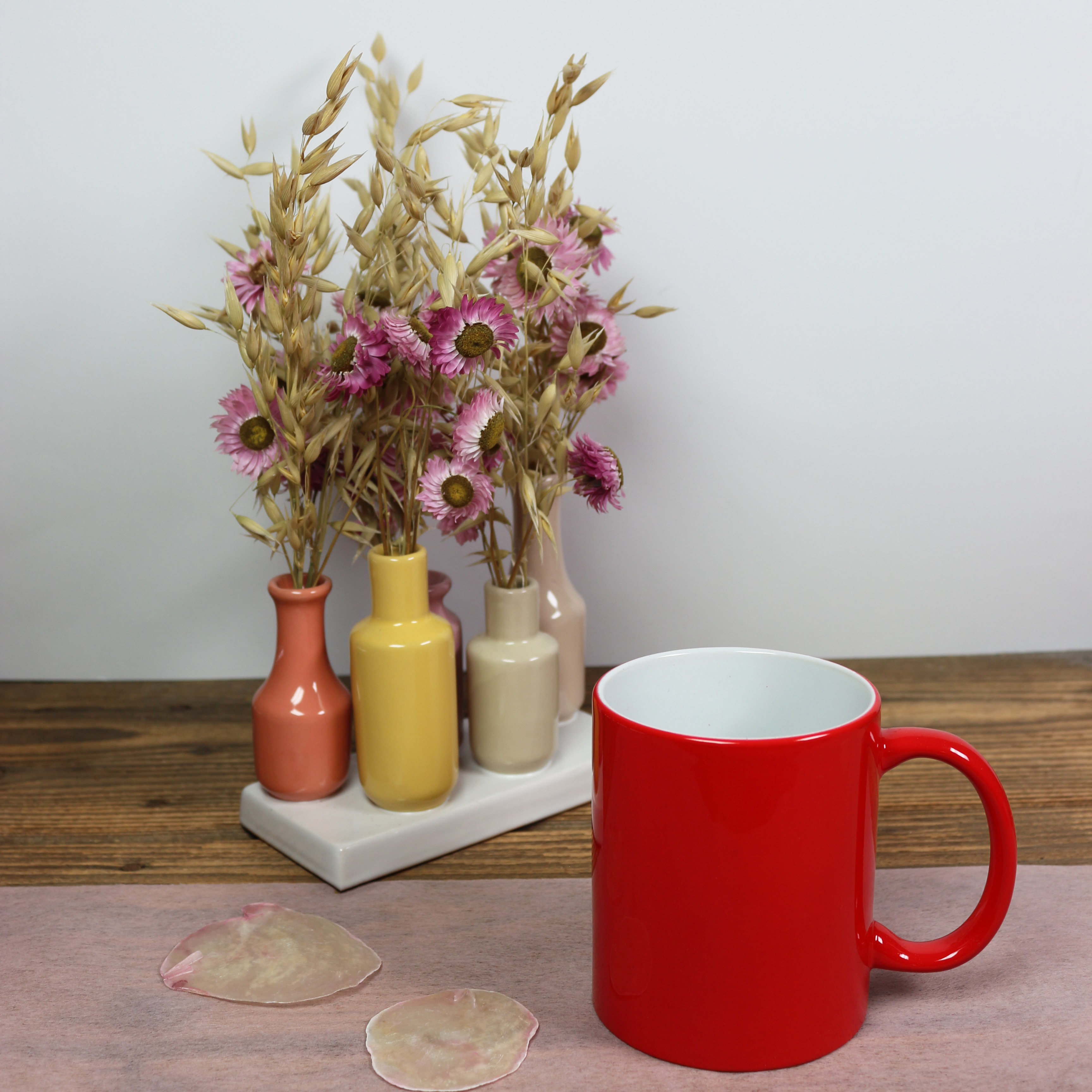 Rote Tasse mit weißer Innenseite