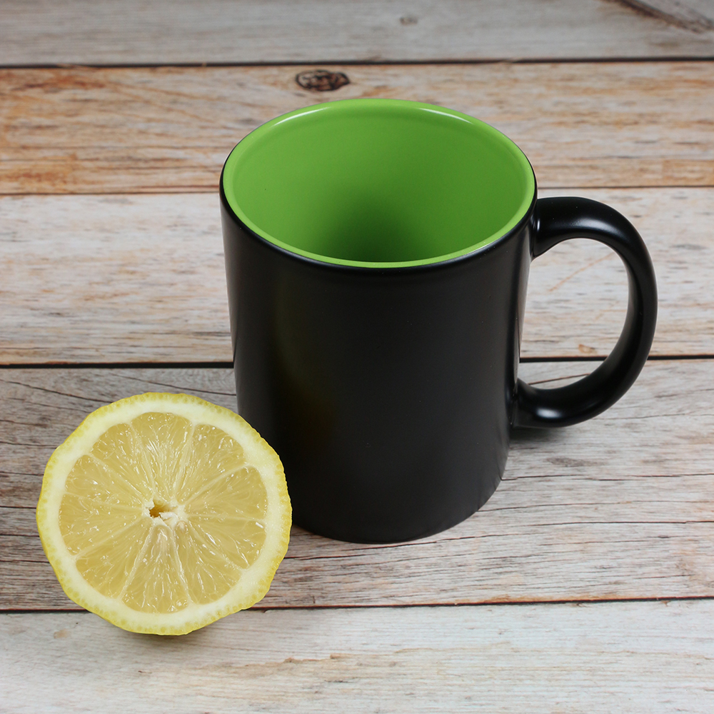 Tasse schwarz mit grüner Innenseite