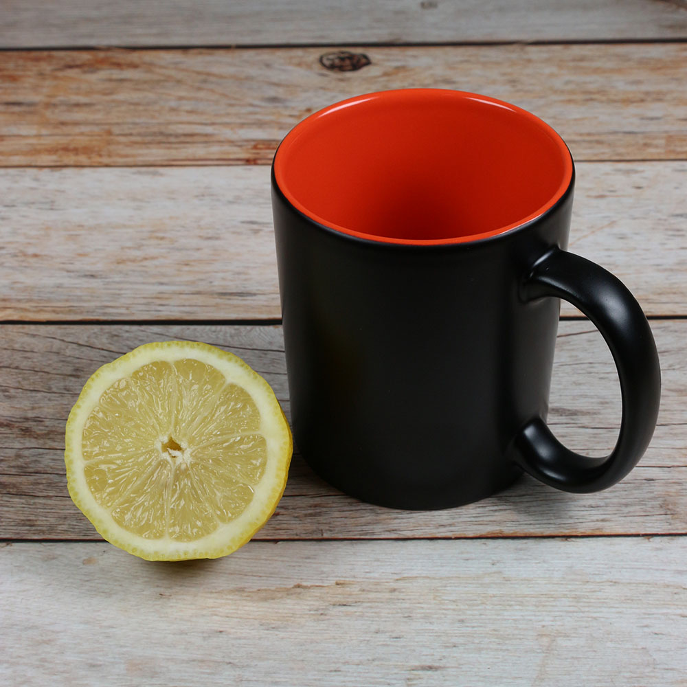 Tasse schwarz mit orangener Innenseite