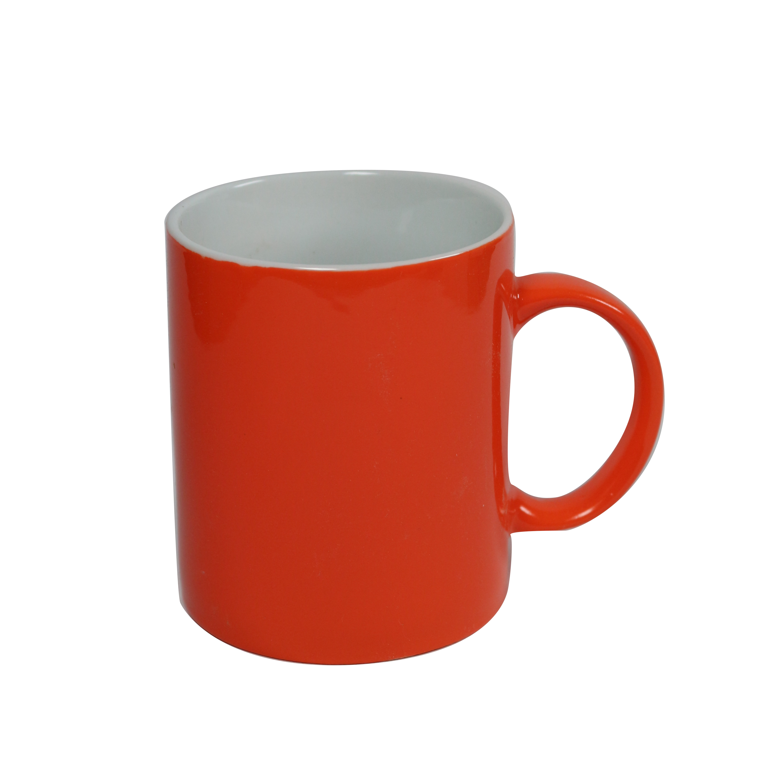 Orangene Tasse mit weißer Innenseite