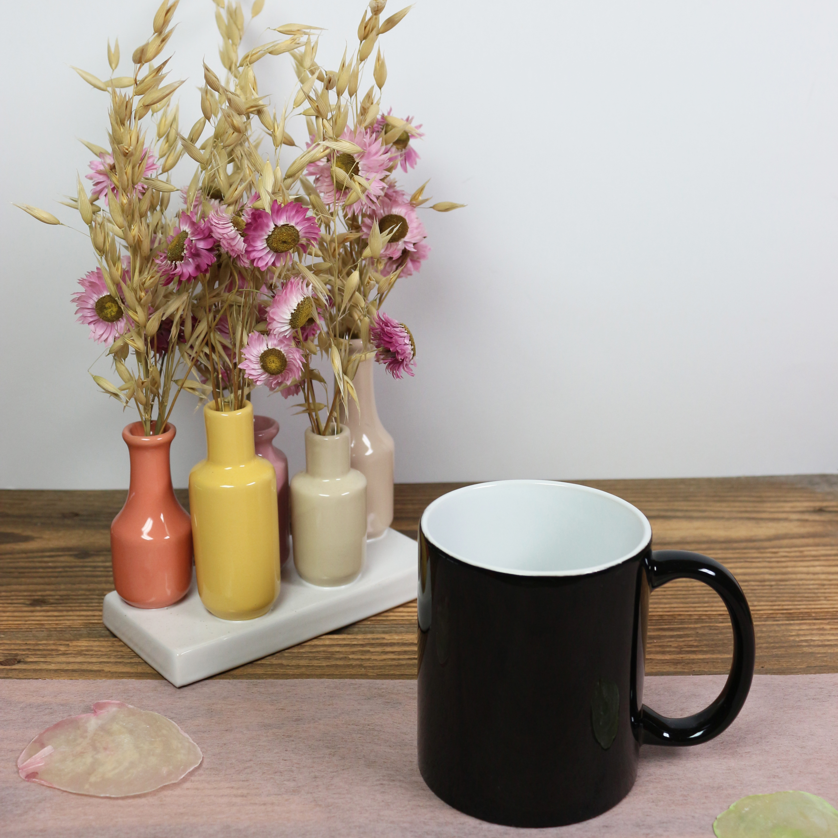 Schwarze Tasse mit weißer Innenseite